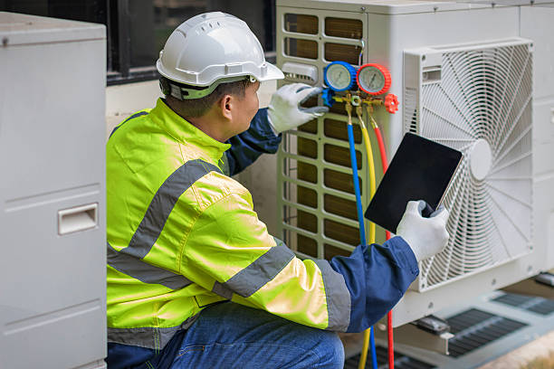 Professional Hvac technician working in Pewaukee, WI